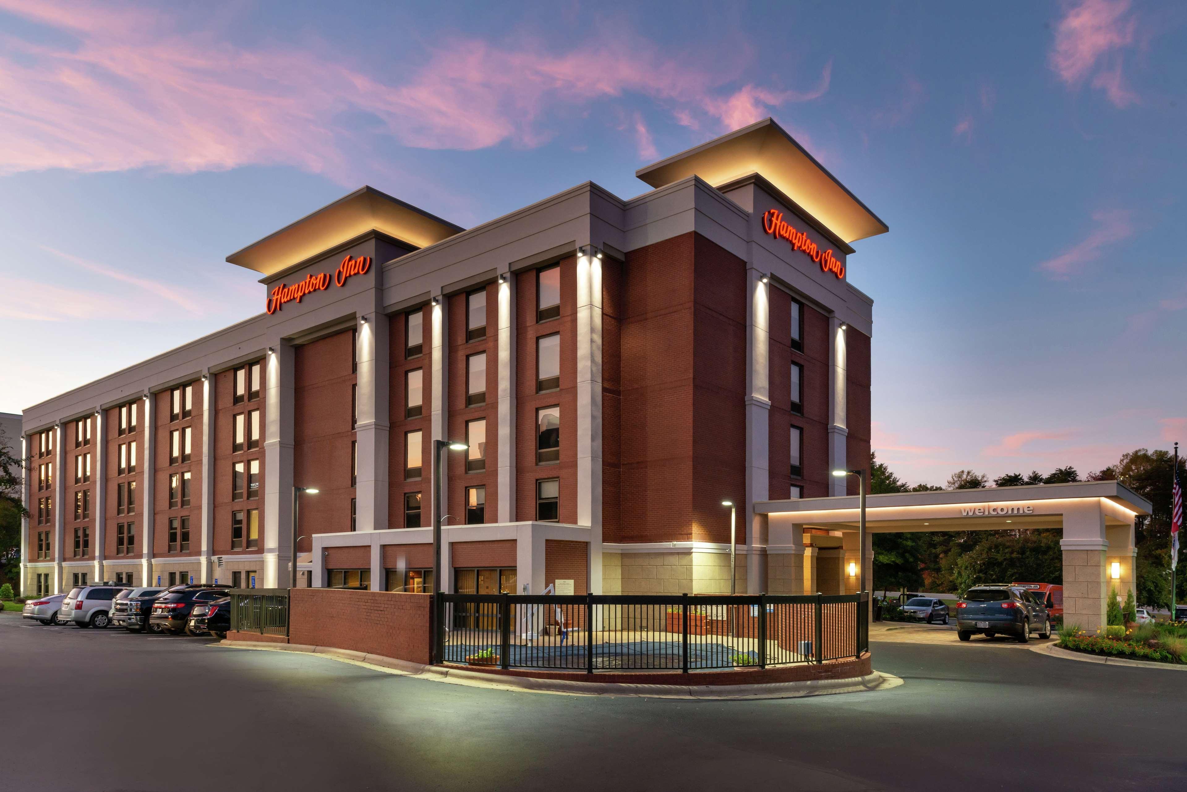 Hampton Inn Greensboro Airport Exterior photo