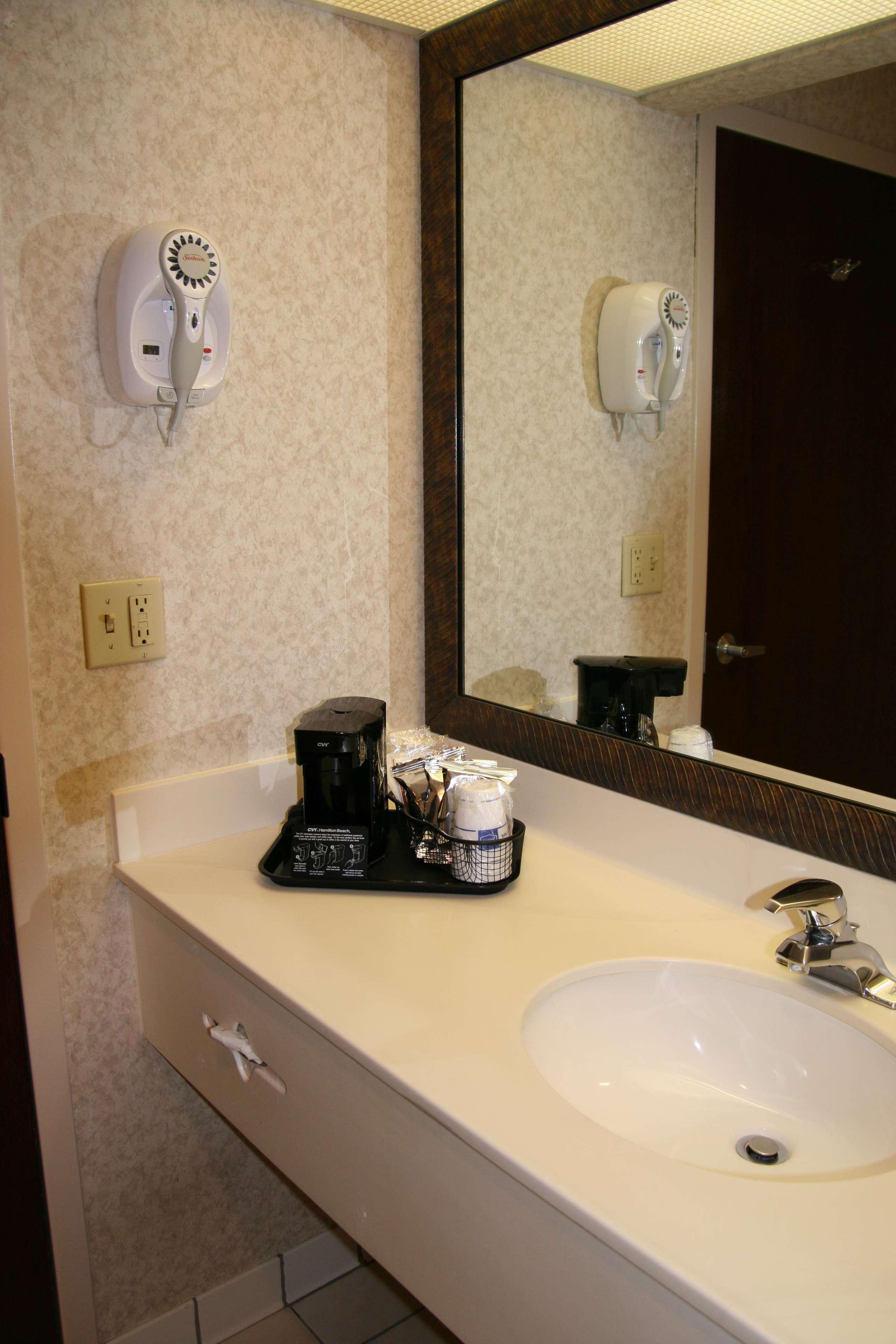 Hampton Inn Greensboro Airport Room photo