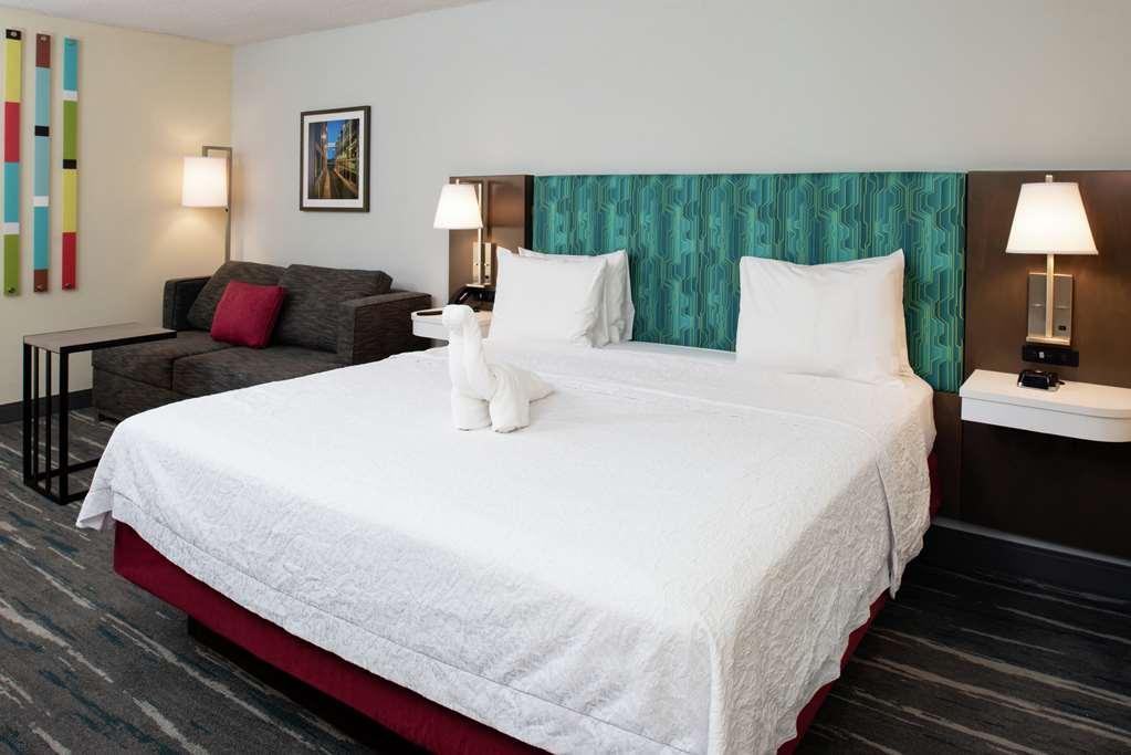 Hampton Inn Greensboro Airport Room photo