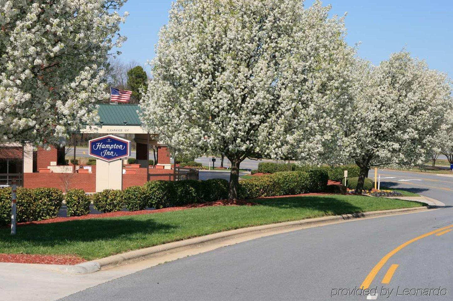 Hampton Inn Greensboro Airport Exterior photo